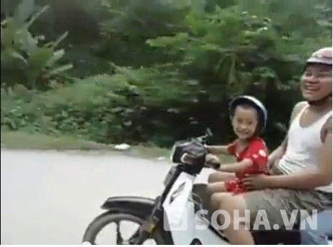 Choáng với video cháu bé 5 tuổi lái xe máy đèo bố mẹ