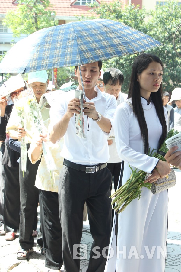 	Nhiều bạn trẻ trang nghiêm xếp hàng đợi vào viếng Đại tướng.