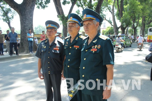 	Các cựu chiến binh mặc quân phục trang trọng đến đưa tiễn Đại tướng.