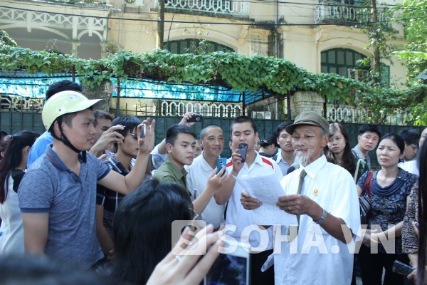 Cựu chiến binh Phùng Trọng Hưng còn hát lại những bài hát hào hùng của chiến dịch Điện Biên dưới sự theo dõi của đông đảo mọi người trước cửa nhà Đại tướng.
