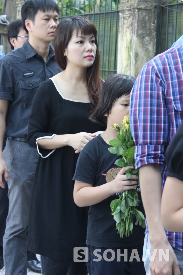 	Nữ MC, Nhà sản xuất chương trình VTV6, Bạch Dương cũng cùng cô con gái nhỏ và chồng đến xếp hàng đợi viếng Đại tướng từ 9h sáng.