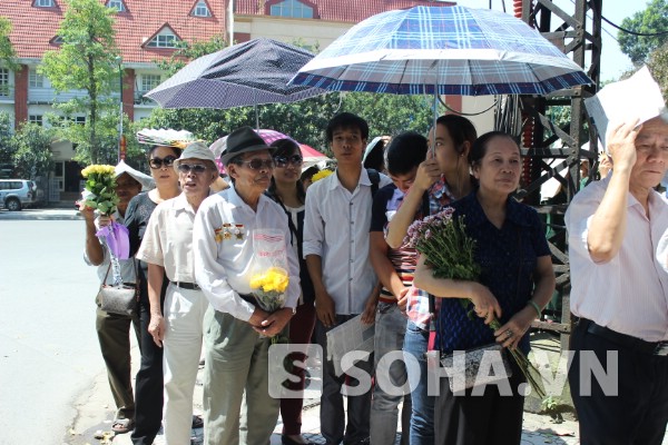 Người dân đội nắng xếp hàng dài từ đầu Lăng Bác từ sáng để được vào viếng Đại tướng.