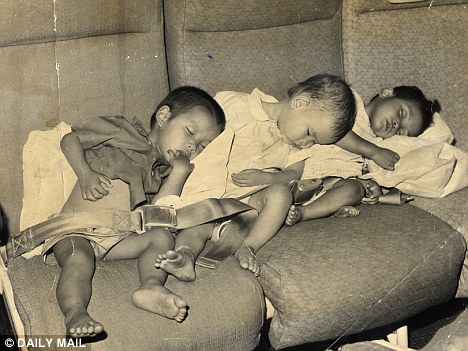
	Bức ảnh chụp Vikki cùng hai đứa trẻ khác trên máy bay sang Anh đã được đăng tải trên báo chí Anh từ năm 1975.