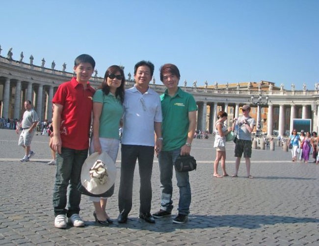  	Gia đình bầu Hiển với 2 con trai là Đỗ Quang Vinh (phải) và Đỗ Vinh Quang (trái)