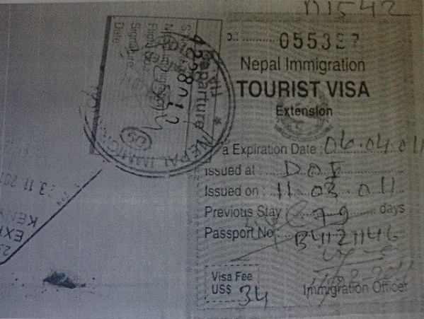 Vì bị ốm, đau chân nên Huyền xin gia hạn visa.