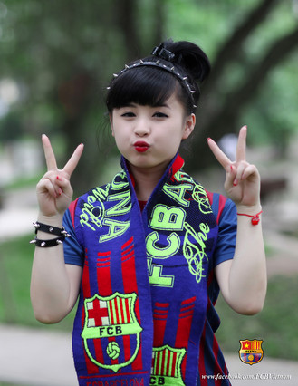 Báo thân Barca tung ảnh hot girl hội CĐV Việt Nam