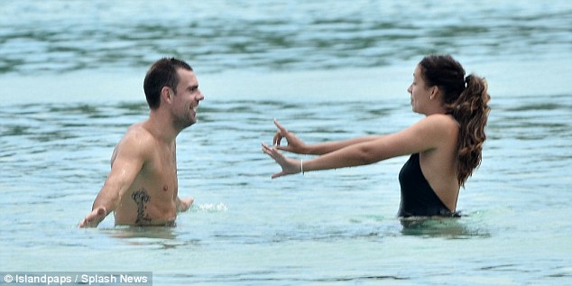 Vợ chồng cựu sao Man United làm trò “nhảy cảm” dưới nước