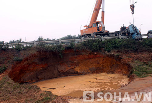 Hiện trường vụ vỡ ống dẫn nước (đoạn qua Hoài Đức, Hà Nội) đầu năm 2012.