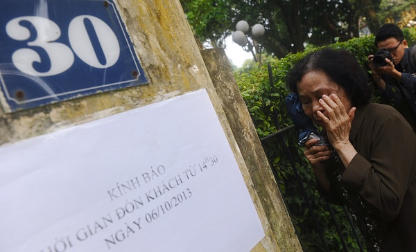  	Một người phụ nữ đứng tuổi bật khóc trước cửa nhà của Đại tướng Võ Nguyên Giáp.