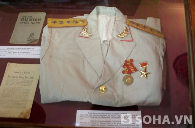  	Huân chương Sao Vàng và Huân chương Hồ Chí Minh Đảng, Nhà nước trao tặng Đại tướng Võ Nguyên Giáp vì đã có thành tích đặc biệt xuất sắc trong hai cuộc kháng chiến và công cuộc xây dựng và bảo vệ Tổ quốc.