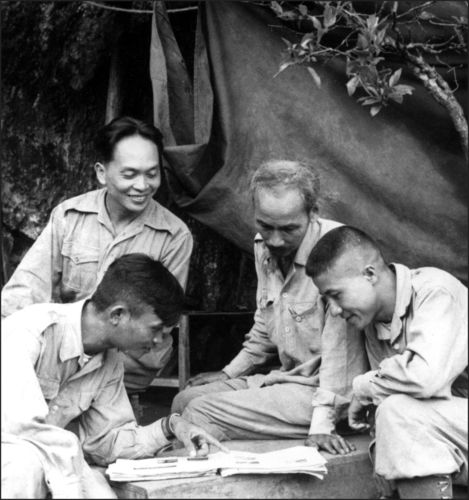 Chủ tịch Hồ Chí Minh, Đại tướng Võ Nguyên Giáp cùng trung đoàn trưởng Thái Dũng và tiểu đoàn trưởng Dũng Mã đang nghiên cứu sơ đồ tác chiến trong chiến dịch Biên Giới 1950. Ảnh: AFP