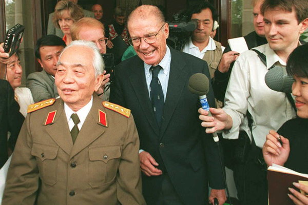  	Đại tướng Võ Nguyên Giáp và Cựu Bộ trưởng quốc phòng Mỹ McNamara trong cuộc gặp lịch sử ở Hà Nội năm 1995. Ảnh: AFP
