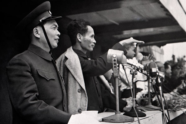  	Đại tướng Võ Nguyên Giáp cùng Thủ tướng Phạm Văn Đồng chào đón Chủ tịch Hồ Chí Minh trở lại Hà Nội năm 1955