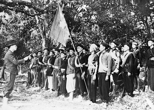 Đồng chí Võ Nguyên Giáp đọc 10 lời thề danh dự của Đội Việt Nam Tuyên truyền Giải phóng quân - tiền thân của Quân đội Nhân dân Việt Nam - tại lễ thành lập đội trong khu rừng Trần Hưng Đạo, Cao Bằng ngày 22/12/1944.