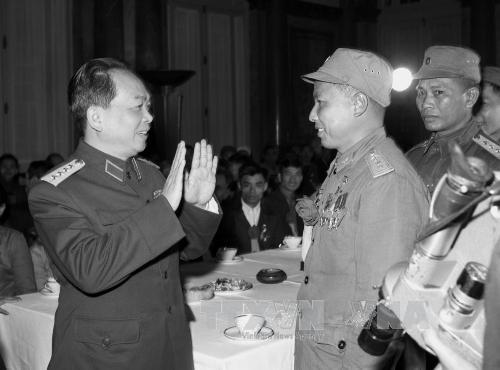 Đại tướng Võ Nguyên Giáp thân mật nói chuyện với Anh hùng lái máy bay Lâm Văn Lích, tại Đại hội anh hùng, chiến sĩ thi đua chống Mỹ cứu nước, được tổ chức tại Hà Nội, ngày 28/12/1966. (Ảnh: TTXVN)