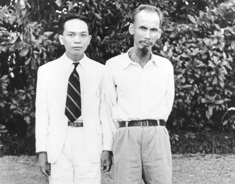  	Chủ tịch Hồ Chí Minh chụp ảnh cùng Đại tướng Võ Nguyên Giáp năm 1950