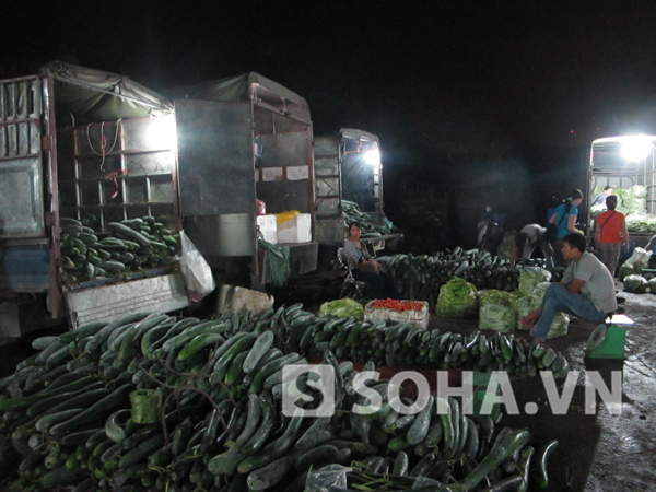 Hàng chục xe ôtô không được phép hàng đêm ngang nhiên hoạt động tại chợ Văn Quán