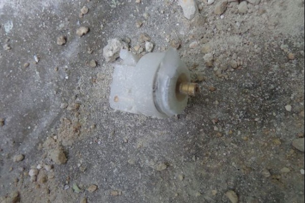 
	Một ống nhựa được tìm thấy tại hiện trường.