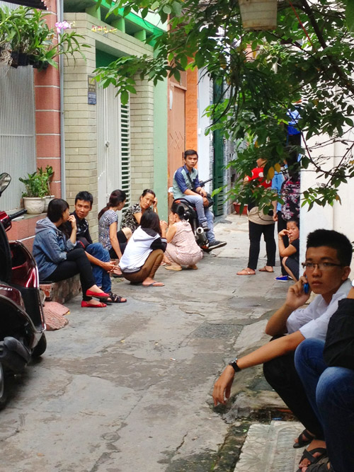 	Rất nhiều bạn bè, người hâm mộ đã có mặt trước ngõ nhà Wanbi Tuấn Anh từ rất sớm 