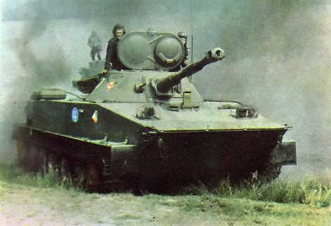 Xe tăng lội nước PT-76.