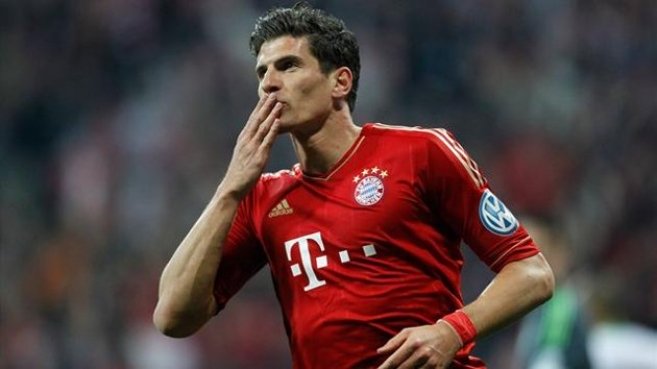 
	Tiền đạo Mario Gomez