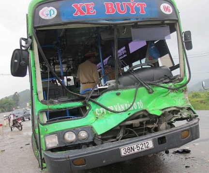 
	Đầu chiếc xe buýt bị hư hoảng hoàn toàn.