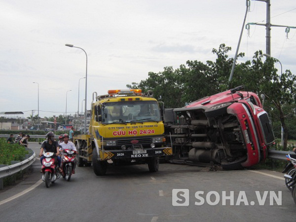 TP.HCM: Xe đầu kéo liên tiếp gặp sự cố trên đường