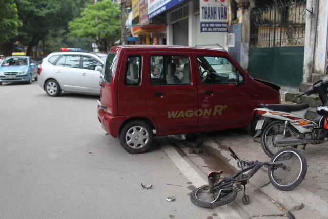 	Chiếc xe điên mất lái tông thẳng vào 3 em nhỏ đang đi xe đạp trên đường.