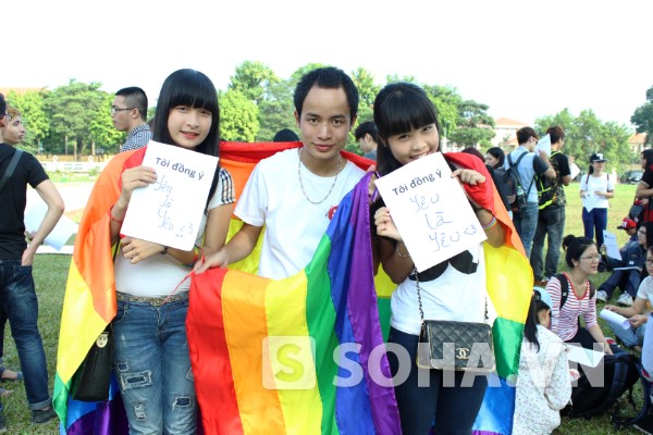 Gần trăm bạn trẻ xếp chữ ủng hộ hôn nhân đồng giới