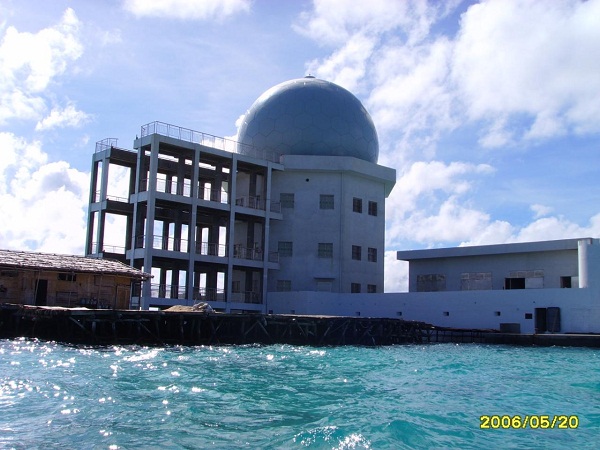 	Năm 2006, một khu nhà kiên cố 4 tầng và mái vòm radar tiếp tục được	Trung Quốc xây dựng phi pháp trên Đá Xu Bi, phần lãnh thổ thuộc chủ	quyền Việt Nam.