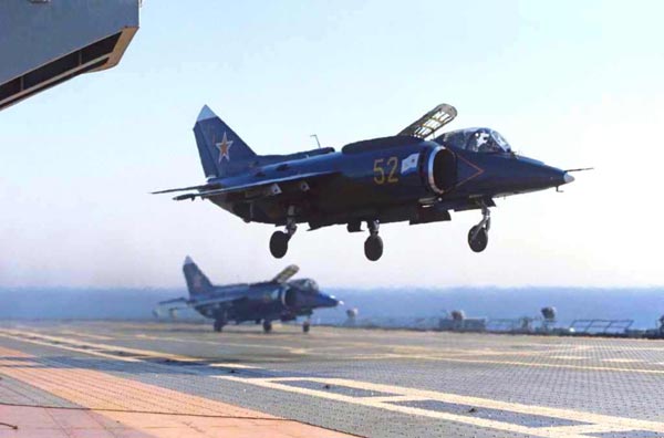 Yak-38 được xem là một trong những tiêm kích cất hạ cánh ngắn, thẳng đứng đầu tiên của thế giới.