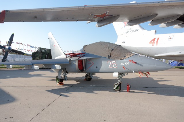 	Máy bay Yak-130 có chiều dài 11,49 m, sải cánh 9,84 m, trọng lượng rỗng 4.600 kg, trọng lượng cất cánh bình thường 7.230 kg và trọng lượng cất cánh tối đa 10.290 kg.