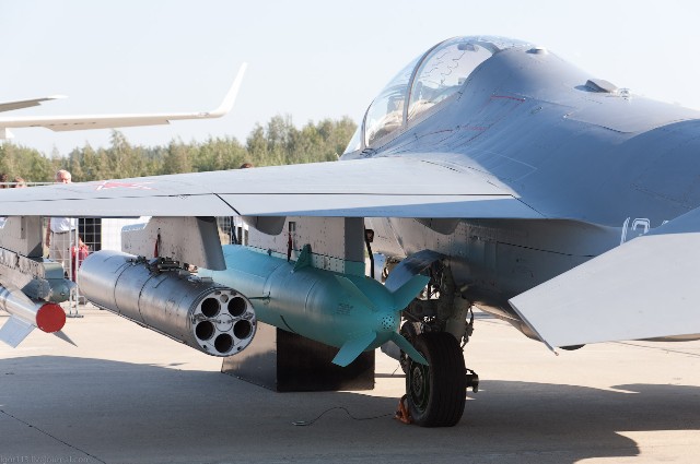 	Yak-130 có phạm vi hoạt động 2.000 km và trần bay 12.500 m. Máy bay có thể cất cánh trên đường băng dài 650 m.