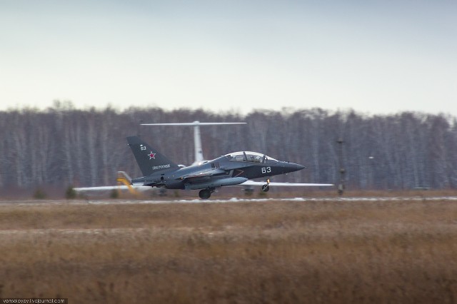  	Chiếc Yak-130 số hiệu 63.