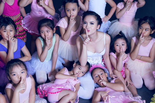 Yến Trang đáng yêu trong lớp học ballet