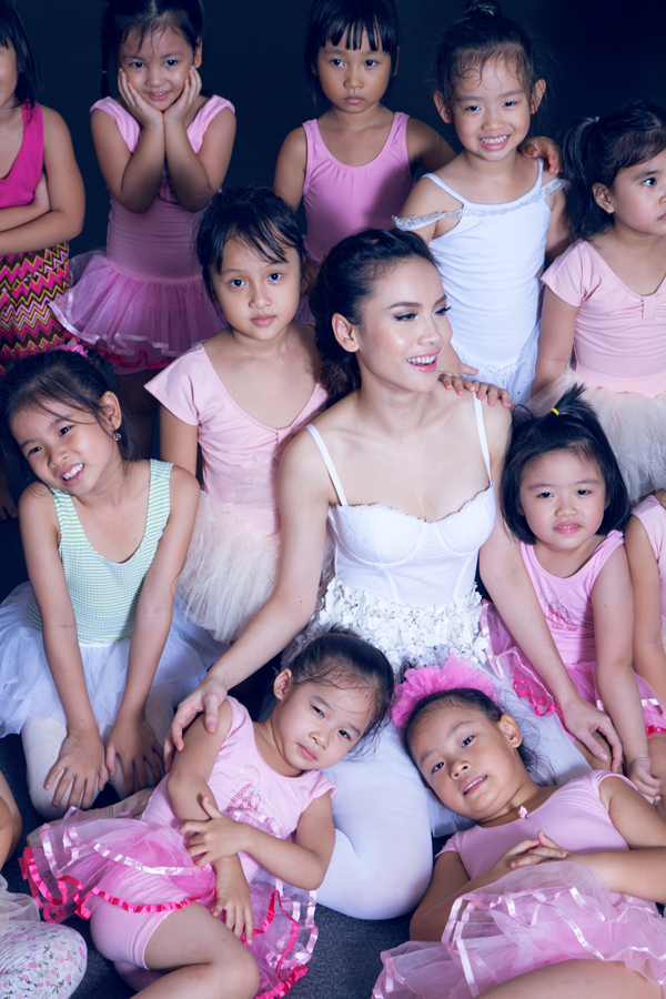 Yến Trang đáng yêu trong lớp học ballet