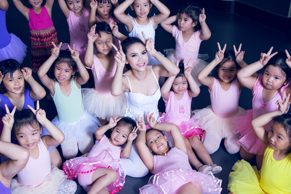 Yến Trang đáng yêu trong lớp học ballet