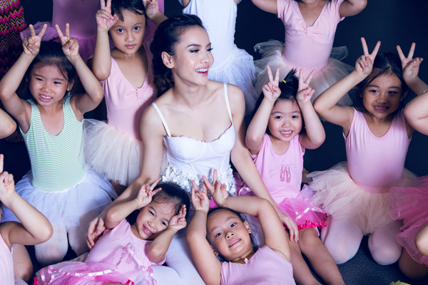 Yến Trang đáng yêu trong lớp học ballet