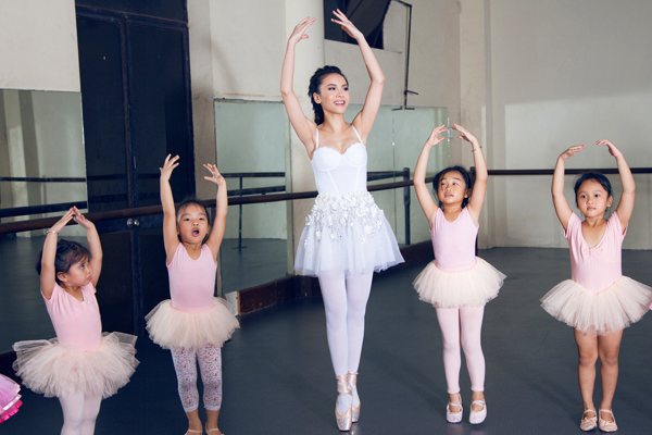 Yến Trang đáng yêu trong lớp học ballet