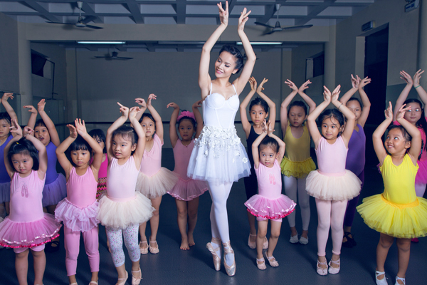 Yến Trang đáng yêu trong lớp học ballet