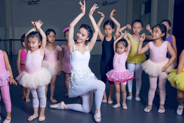 Yến Trang đáng yêu trong lớp học ballet