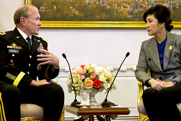	Bà Yingluck trong cuộc gặp với Đại tướng Martin E.Dempsey, Tổng tham mưu trưởng liên quân Hoa Kỳ.