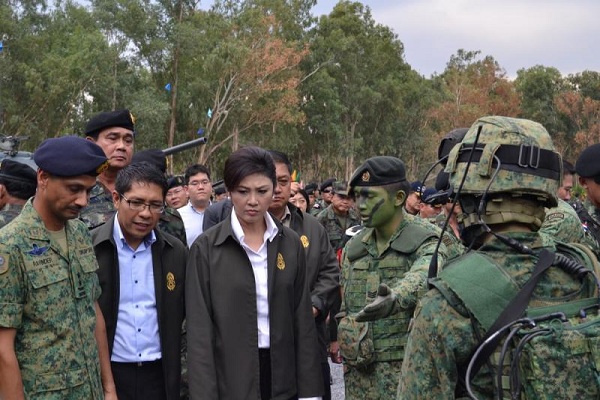 	Bà Shinawatra đi thăm một đơn vị quân đội ở tỉnh Naga Sri Sa Kaeo trong một cuộc tập trận chung với Singapore vào ngày 5/4/2012.