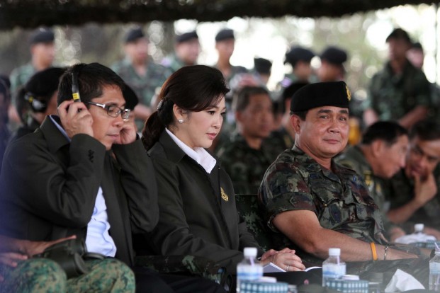  	Thủ tướng Thái Lan Yingluck Sinawatra (giữa) là Tư lệnh Lục quân Prayuth Chan-ocha (phải)