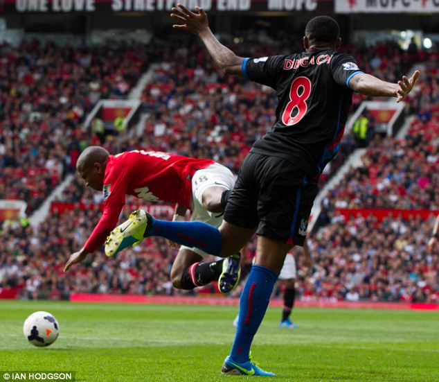  	Ashley Young với pha ăn vạ bị lên án