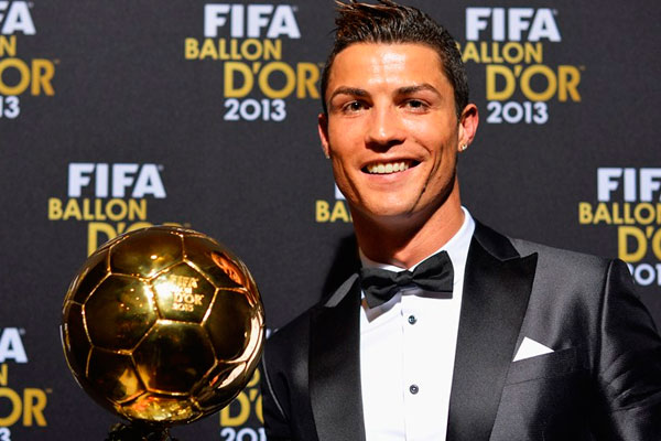  	Cris Ronaldo vừa đoạt QBV FIFA 2013 đêm qua