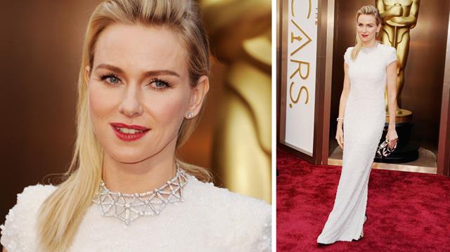 Naomi Watts dịu dàng và quý phái trong bộ đầm khá kín đáo.