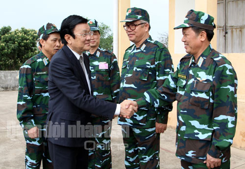 Chủ tịch nước Trương Tấn Sang đến kiểm tra động viên bộ đội trong buổi bắn nghiệm thu tên lửa