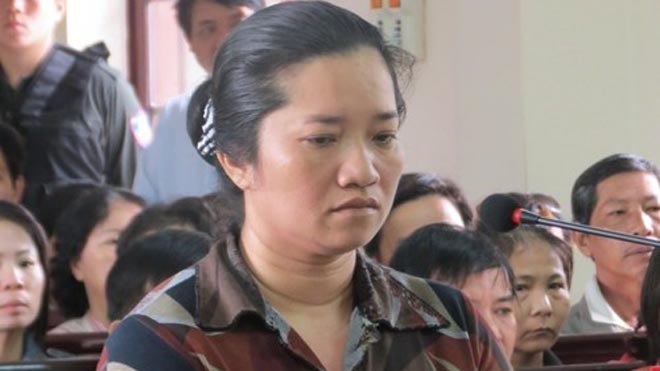Bà Lê Thị Hường, nghi can chính trong ghi án giết và đốt xác, tại phiên tòa sáng 6-3 xử bà về một trọng tội khác. Ảnh: KL