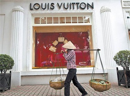 Gần 60% người Việt Nam sẵn sàng chi tiền cho hàng hiệu. Ảnh: AFP